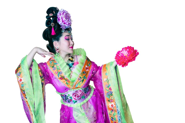 Menina chinesa bonita nova no vestido tradicional com flor. Retrato de uma mulher isolada sobre fundo branco . — Fotografia de Stock