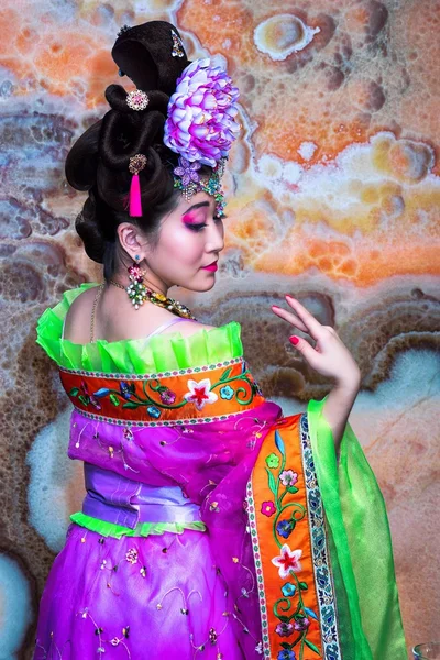 Ásia jovem mulher no tradicional chinês traje metade virou — Fotografia de Stock