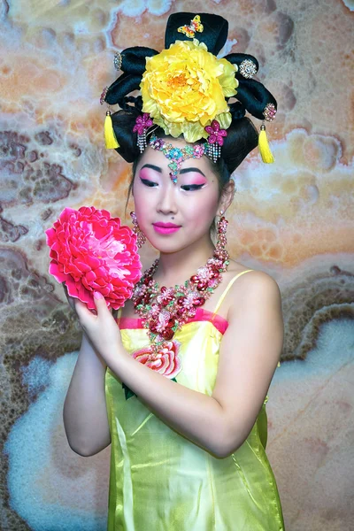 Mujer vestida con un traje clásico chino cheongsam, con flor — Foto de Stock