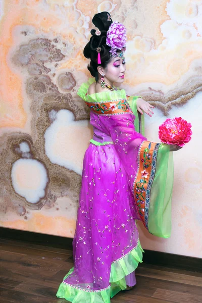 Geisha bailando con flor contra pared de mármol — Foto de Stock
