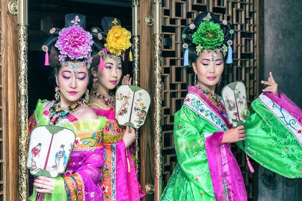 Kapının dışına fan ile geleneksel Ulusal elbiseli üç güzel geyşa — Stok fotoğraf