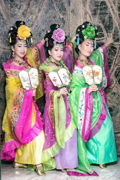 Tres mujeres en viejos vestidos chinos tradicionales con abanicos — Foto de Stock
