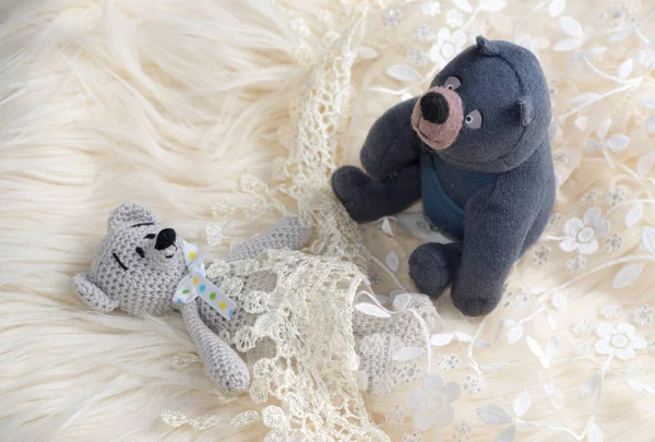 The couple of Teddy Bear laying and sitting on bed — Stock Photo, Image