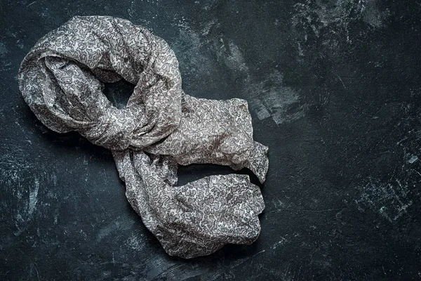Echarpe en soie grise sur fond vintage noir foncé — Photo