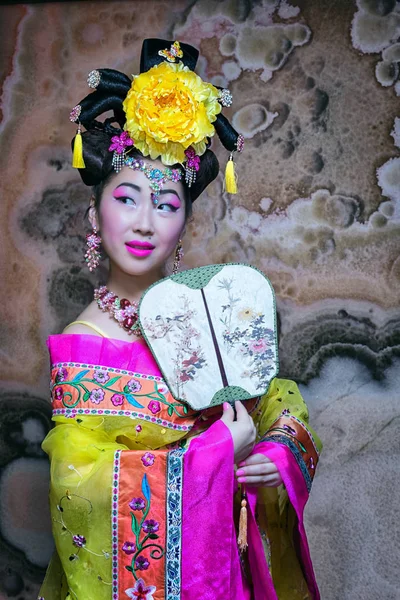 Chinese vrouw jurk traditionele cheongsam met ventilator — Stockfoto