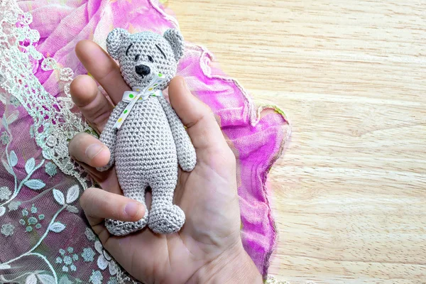Mão segurando malha amigurumi urso — Fotografia de Stock