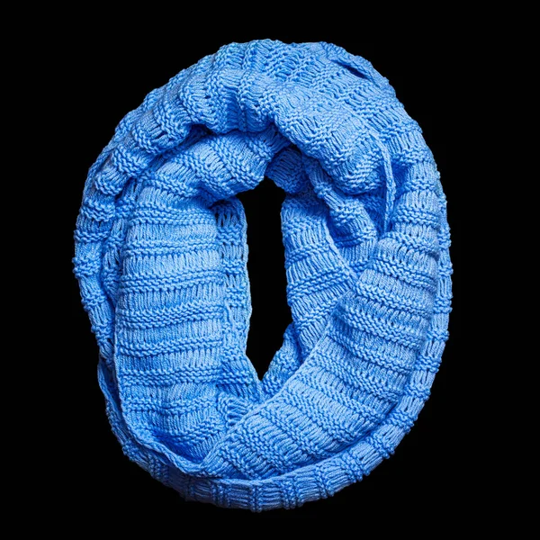 Bufanda círculo de lana de punto azul aislada sobre un fondo negro —  Fotos de Stock