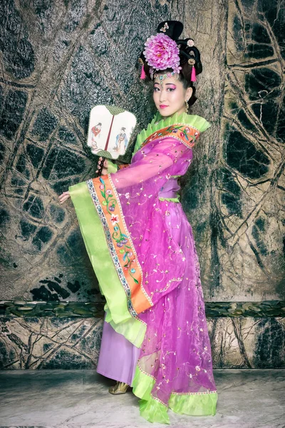 Young pretty geisha in kimono with fan — Stock Photo, Image