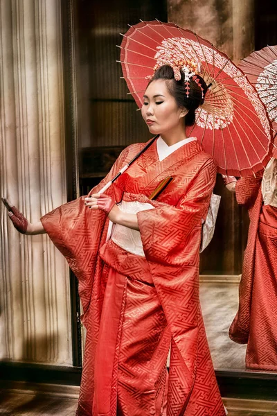 Aziatische vrouw het dragen van traditionele Japanse kimono met parasol — Stockfoto