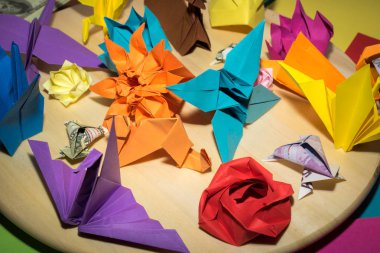Ahşap bir masa üzerinde birkaç origami figürleri