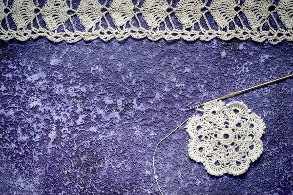 Небольшая круглая вязаная скатерть ручной работы, вязаные кружева, крючок для крючка и много копировальных мест для вашей надписи. Подходит для рукоделия блог
.