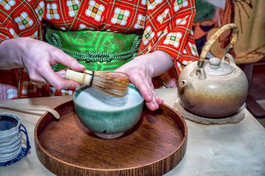 Japon çay töreni (chado) için kullanılan araçlar. bir fırça ile yeşil çay matcha ahşap tepsi denilen bambu ve çay fincanı yapılmış. ve kimono çay master.
