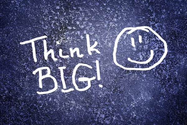 Zitat "Think Big" mit einem Lächeln auf dem abstrakten Grunge Dark Navy Hintergrund — Stockfoto