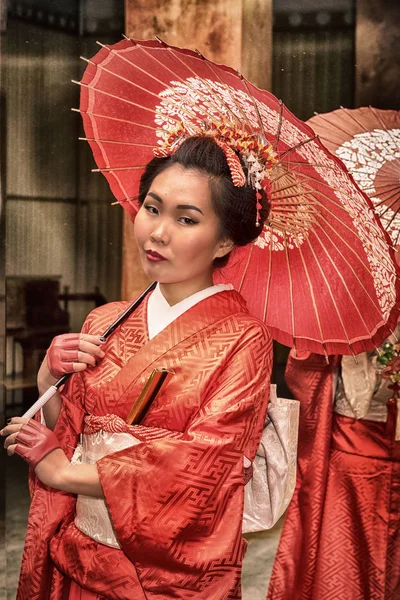 Aantrekkelijke Aziatische vrouw het dragen van traditionele Japanse kimono — Stockfoto
