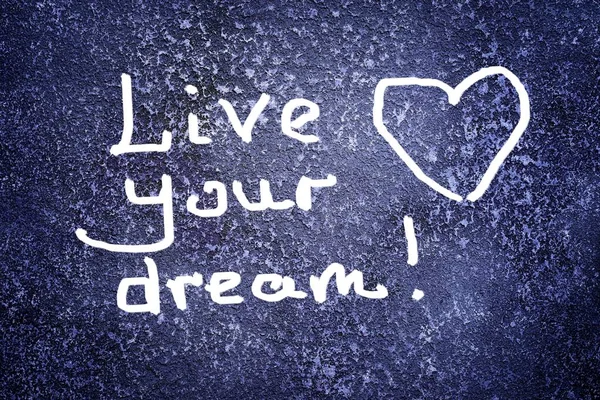 Live your dream - Motivationserinnerung auf dem abstrakten Grunge Dark Navy Hintergrund — Stockfoto