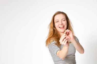 Bir güzel oynayan kız sevimli ve çevresinde, bir saç elastik tutan dalga portre