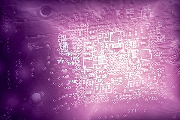 Computer bord wit silhouet op een violette achtergrond in donkere kleuren, verschoten. geschikt als achtergrond voor de technologische presentatie — Stockfoto