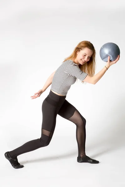 Спортсменка в спортивному одязі, що обманює м'яч, прикидається статуєю диска . — стокове фото
