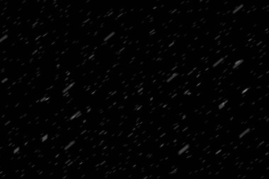 Yağmur düşüşü kavramı. Düşen yağmur damlaları, siyah arka plan üzerine geniş açı. Karıştırma modu 