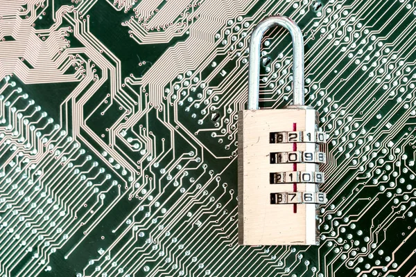 Código de bloqueo 2017 en el fondo de la placa base del ordenador, el concepto de seguridad cibernética — Foto de Stock