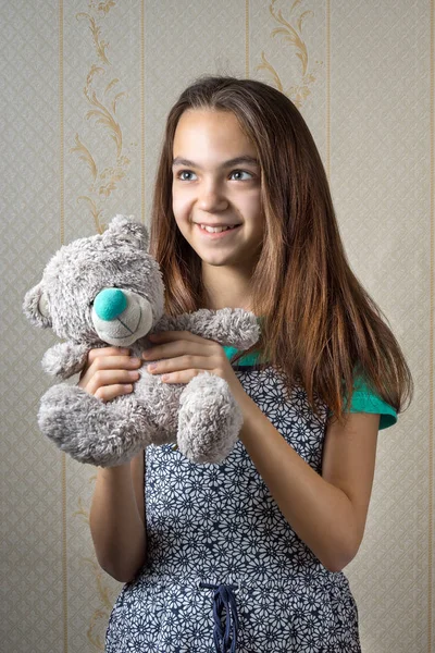 Feliz menina de 11 anos com um ursinho de pelúcia — Fotografia de Stock