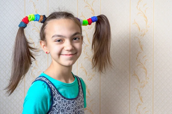 Retrato de uma menina de 11 anos sorridente com caudas engraçadas no estilo de Pippi Longstocking . — Fotografia de Stock