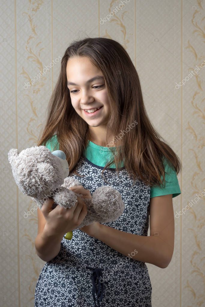 Niña De 11 Año De Edad Feliz Sosteniendo Un Oso De Peluche