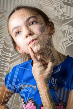11 yıllık eski kız düşünceli bir parmak yanağı için eğilerek bir bilgisayar anakart siluet görünüyor. yeni teknolojik nesil üniversite bilgi teknolojisi kavramı.