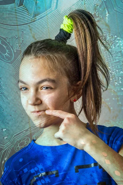 Retrato de menina de 11 anos segurando o dedo para bochechar através da silhueta da placa de circuito — Fotografia de Stock