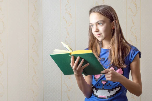 11-letnia dziewczyna z książką. — Zdjęcie stockowe