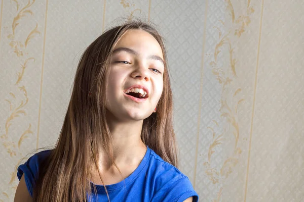 Retrato de uma menina de 11 anos cantando com a boca aberta e lugar livre para o seu texto — Fotografia de Stock