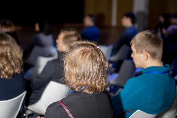 Business Conferenze Concetti e idee. Gruppo di persone Partecipare alla conferenza e ascoltare il relatore ospite. Vista posteriore . — Foto Stock