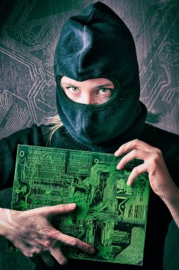 anakart devre kartı çizim bir arka plan siluet tutan yün hacker kız. tehditler kesmek bilgisayar kavramı.