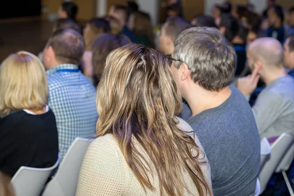 Vergader in een conferentiezaal. Achteraanzicht van publiek. — Stockfoto