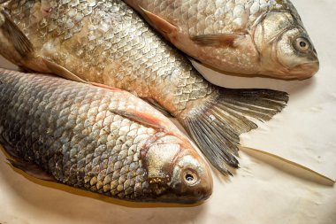 kağıt üzerinde üç ham sazan yan görünümü kapatın