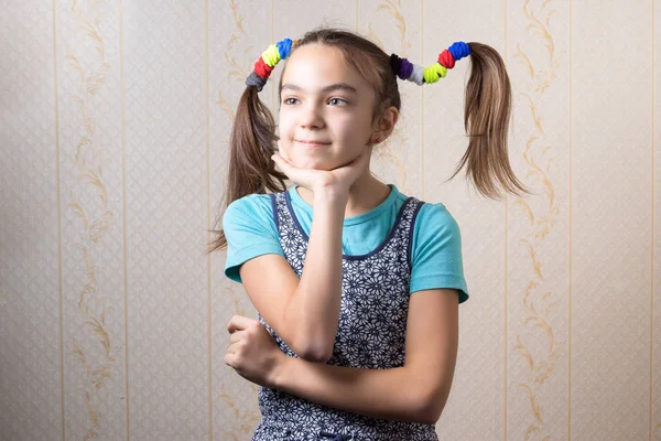 11 anos de idade menina com caudas engraçadas pensativo apoiou seu queixo para a mão — Fotografia de Stock