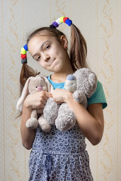 Portret dziecka zamyślony gryzienie jej wargi z zabawki pluszowe, misie i królik — Zdjęcie stockowe