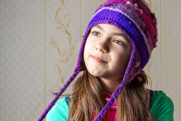 Close up retrato de uma menina de 11 anos de idade em um boné de malha — Fotografia de Stock