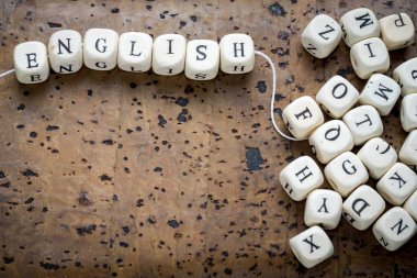 Kahverengi mantar arka plan, kopya alanı üzerinde bir iş parçacığında sinirli bir tahta küpleri İngilizce metin