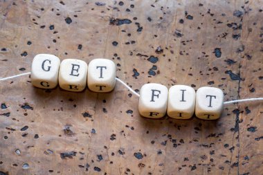 Ahşap blok kahverengi mantar arka plan üzerinde yazılı metni Sığdır almak