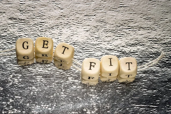 Metni Sığdır parlak Gümüş arka plan üzerinde bir iş parçacığında sinirli bir tahta küpleri olsun