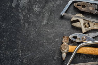 Araçlar: çekiç, İngiliz anahtarı, pense, metniniz için kopya alanı siyah grungy çimento zemin üzerine demir testeresi. DIY ev concept.