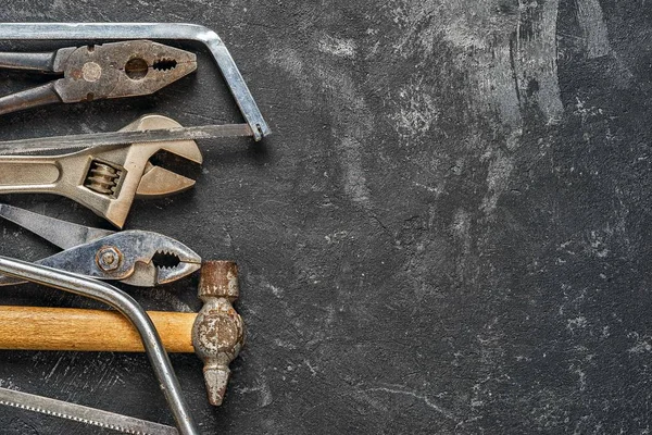 Ensemble d'outils sur fond de ciment foncé avec espace de copie. Convient comme carte de jour de pères . — Photo