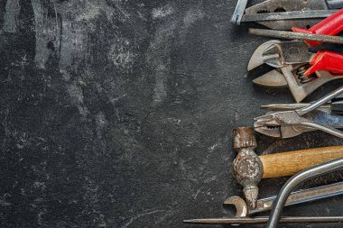 Üstten Görünüm araçları ile kopya alanı, yazıt için bir siyah çimento arka plan olarak ayarlayın. Babalar günü kavramı.