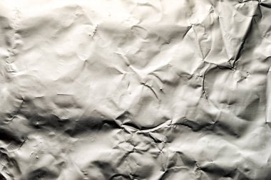 Parlak, düz olmayan yüzeyi olan gümüş yapraklı ince bir zemin.