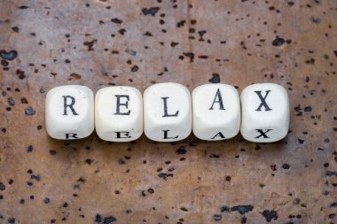 Relax ahşap küplerin bir kahverengi mantar arka plan metni