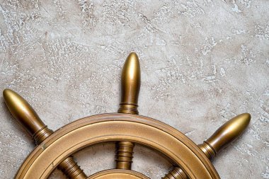 Tekerlek, yazmak için boş alan ile bej renkli bir arka plan üzerinde. En iyi görünümü kapatın. Tatil kavramı.