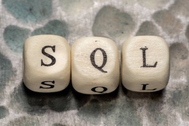 bir metal ahşap bloklar ile kaplı kelime sql (yapılandırılmış sorgu dili), dokusal arka plan dövme.