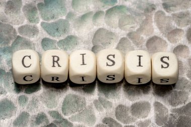 bir metal ahşap bloklar ile kaplı kelime kriz dokusal arka plan dövme.