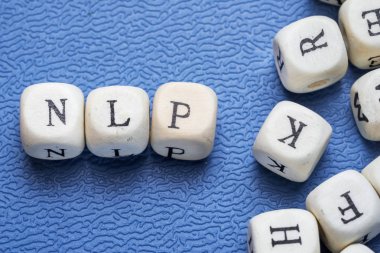 Mavi bir arka plan bir ahşap küplerin NLP (neiro linguistik programlama) kelime